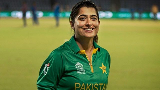 ५) सना मीर (पाकिस्तान) - पाकिस्तानी महिला संघाची माजी कर्णधार ही महिला क्रिकेटमधली एक दिग्गज खेळाडू म्हणून ओळखली जाते. क्रिकेटच्या मैदानावर तिच्या कामगिरीसोबत सना मीर तिच्या लुक्सबद्दलही चांगलीच चर्चेत असते.