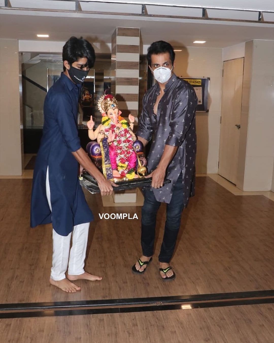 बॉलिवूड अभिनेता सोनू सूद याने देखील आपल्या कुटुंबीयांसोबत गणपती बाप्पाचं विसर्जन केलं. (फोटो सौजन्य Voompla इन्स्टाग्राम)