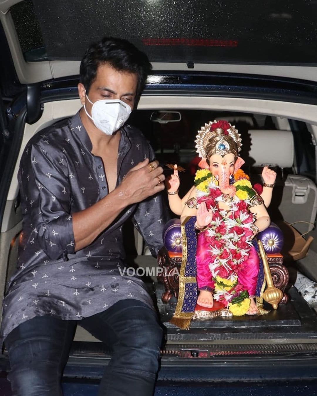 यावर्षीही मनोभावे पूजाअर्चना केल्यानंतर त्याने कृत्रिम तलावात गणपतीचं विसर्जन केलं. त्यानंतर त्याने सोशल मीडियावर फोटो पोस्ट केले आहेत. (फोटो सौजन्य Voompla इन्स्टाग्राम)