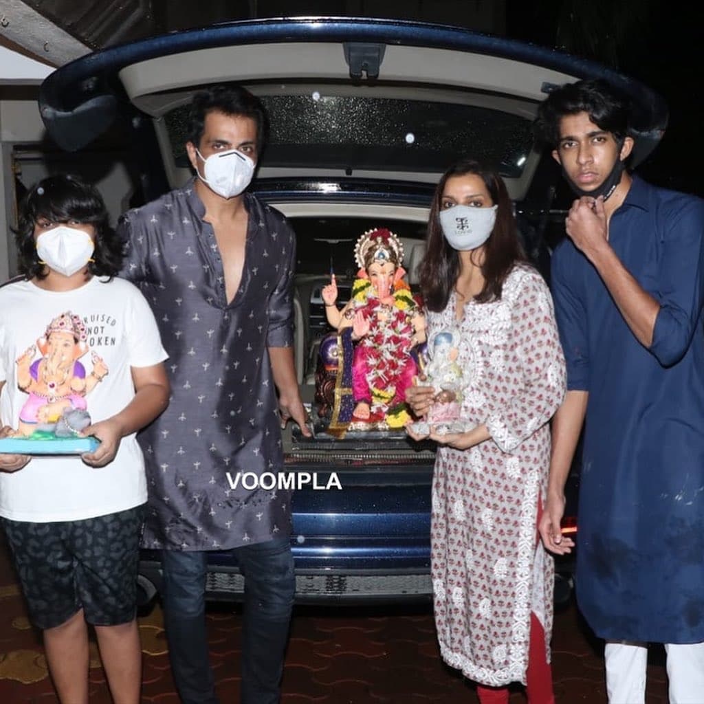 या पार्श्वभूमीवर सोनूने पोस्ट केलेले हे फोटो सध्या सोशल मीडियावर सर्वांचेच लक्ष वेधून घेत आहेत. (फोटो सौजन्य Voompla इन्स्टाग्राम)