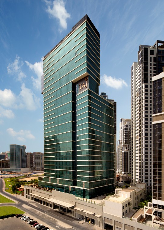 दुबईतील ताज हॉटेलमध्ये चेन्नई सुपरकिंग्जचा संघ राहणार आहे. आज आपण या पंचतारांकित हॉटेलची सफर करणार आहोत. (छायाचित्र सौजन्य - Taj Dubai official Website)