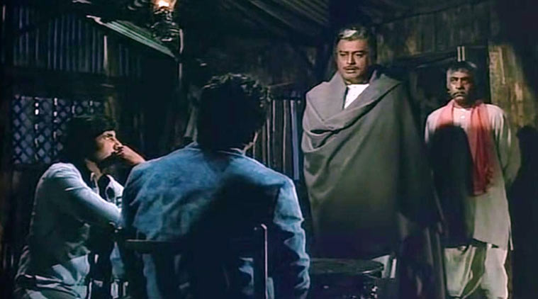 ठाकूर बलदेव सिंग संजीव कुमार यांनी अत्यंत ताकदीने साकारला.. ही भूमिका धर्मेंद्र यांना करायची होती. मात्र संजीव कुमार यांना हा रोल मिळाला आणि त्यांनी या संधीचं सोनं केलं.