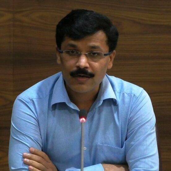 कडक शिस्त आणि कर्तव्यनिष्ठ सनदी अधिकारी असा उल्लेख झाला तर सर्वात आधी नाव घेतलं जात ते म्हणजे तुकाराम मुंढे यांचं. आयएएस अधिकारी असणाऱ्या तुकाराम मुंढे आपल्या धडाकेबाज कामगिरी आणि सतत होणाऱ्या बदल्यांमुळे नेहमीच चर्चेत असतात. तुकाराम मुंढे यांनी १५ वर्षांच्या सेवेतील ही १५ वी बदली आहे. नवी मुंबई, नाशिक आणि आता नाशिकपाठोपाठ नागपूर येथे पालिका लोकप्रतिनिधींकडून होणाऱ्या विरोधामुळे तुकाराम मुंढे यांची बदली करण्यात आली आहे.