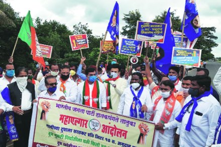 कोल्हापुरात भाजपच्या वतीने दुध दरासाठी राष्ट्रीय महामार्गावर धनंजय महाडिक, समरजितसिंह घाटगे यांच्या नेतृत्वाखाली रास्ता रोको आंदोलन करण्यात आले.