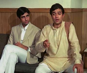 आनंद (१९७१) - या सिनेमानं जगण्याचं नवं बळ अनेकांना दिलं. पेशन्ट आणि डॉक्टरमधील मैत्री यातून वेगळ्या भावनिक ढंगामध्ये समोर आली होती. यातील कॅन्सरचा पेन्शट असलेल्या आनंदने (राजेश खन्ना) आपल्या डॉक्टर मित्राला (अमिताभ बच्चन) जीवनाचं खरं सार शिकवलं होतं.