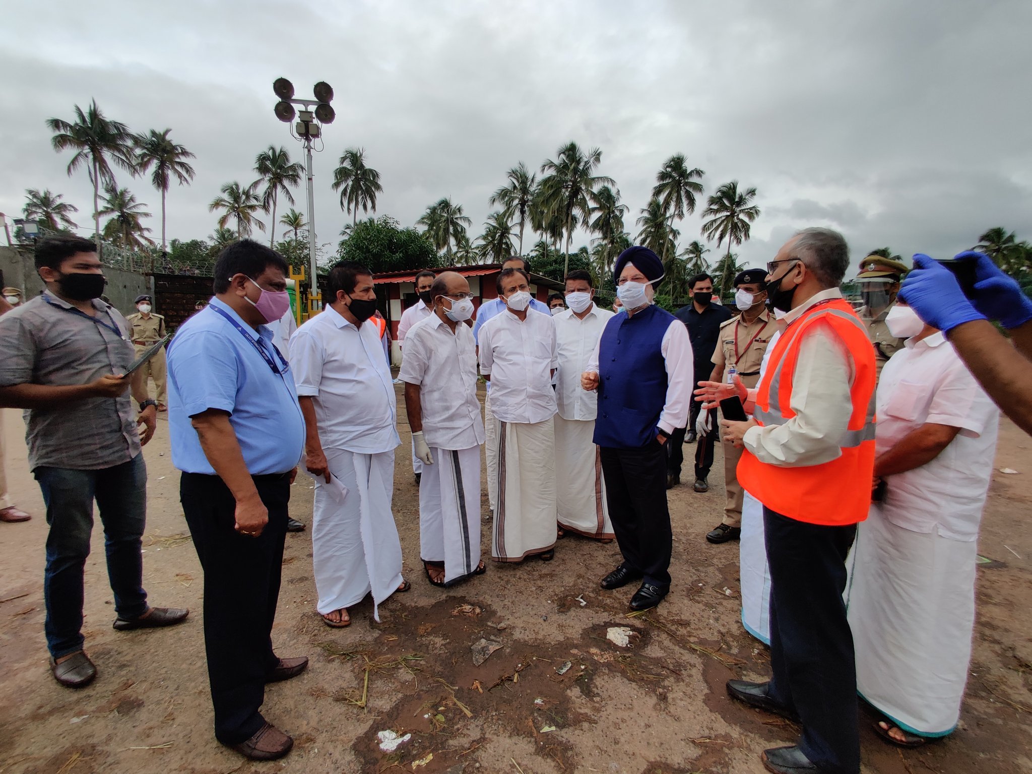 विमान दुर्घटनेची माहिती कळताच पंतप्रधान नरेंद्र मोदी यांनी केरळचे मुख्यमंत्री पी. विजयन यांना दूरध्वनी करून केंद्र सरकारकडून आवश्यक ती सर्व मदत करण्याचे आश्वासन दिले.