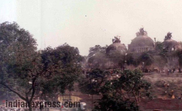 ६ डिसेंबर १९९२ रोजी रोजी बाबरी मशिदीच्या घुमटावर चढलेले कारसेवक (फोटो सौजन्य - इंडियन एक्सप्रेस)