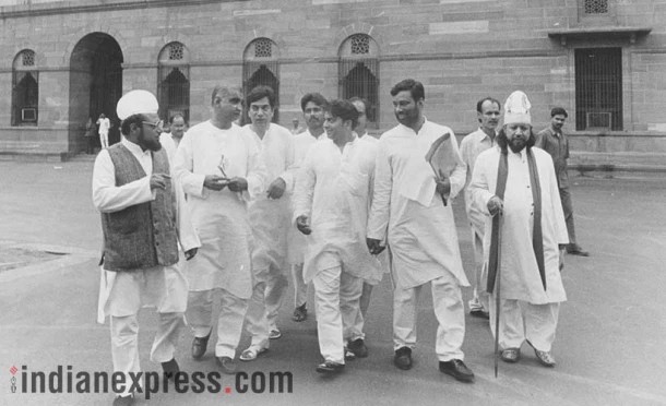 All India Babri Masjid rebuilding committee चे नेते पंतप्रधान देवेगौडा यांची भेट घेऊन संसदेतून बाहेर पडताना (फोटो सौजन्य - रवी बात्रा)