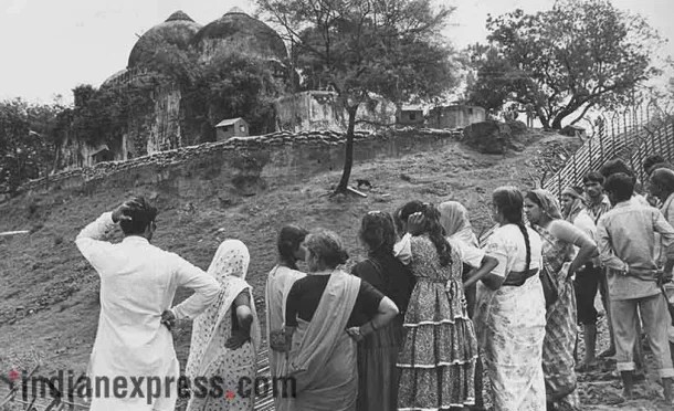 बाबरी मशिद पडल्यानंतर घटनास्थळी स्थानिक लोकं (फोटो सौजन्य - इंडियन एक्सप्रेस)