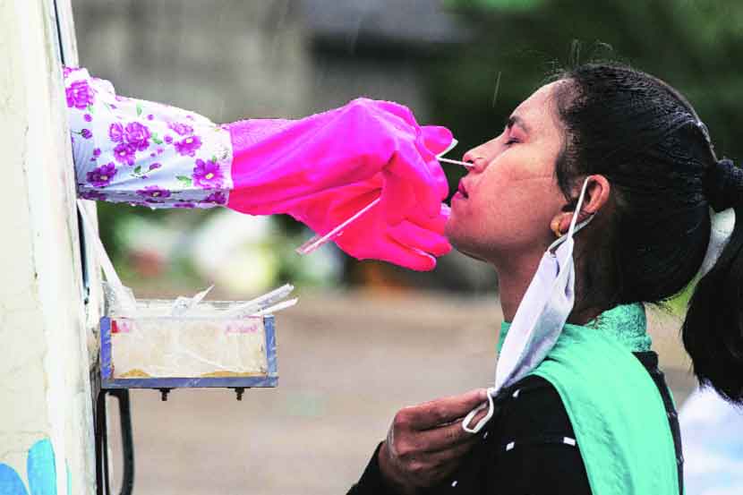 करोना व्हायरसनं जगभरात थैमान घातलं आहे. करोनाच्या वाढत्या प्रादुर्भावामुळे त्याच्यावरील लसीबरोबरच रोगप्रतिकारक शक्ति व प्रतिपिंड (अँटीबॉडीज्) विषयीही संशोधन केलं जात आहे. जगभरात वेगवेगळ्या संस्था यावर संशोधन करत असून, प्रतिपिंडाविषयी (अँटीबॉडीज्) करोनामुक्त रुग्णांना दिलासा देणारी माहिती समोर आली आहे. (प्रातिनिधीक छायाचित्र- इंडियन एक्स्प्रेस/रॉयटर्स)