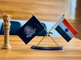 सनदी आणि पोलीस अधिकाऱ्यांच्या बदल्यांमध्ये पारदर्शकतेचा अभाव आढळतो, असे दुसऱ्या प्रशासकीय सुधारणा विभागाच्या अहवालात स्पष्टपणे नमूद करण्यात आले होते. सनदी अधिकाऱ्यांना किमान दोन ते तीन वर्षांचा कालावधी मिळणे आवश्यक असते. पण देशातील ६८ टक्के सनदी अधिकाऱ्यांच्या १८ महिने किंवा त्यापेक्षा कमी कालावधीत बदल्या होतात, असे एका अभ्यासात आढळले होते. डोईजड ठरणारा अधिकारी राज्यकर्त्यांना नकोसा असतो, हेच या बदल्यांचे आकडे पाहिल्यावर दिसून येतं. (फोटो सोशल मिडियावरुन)