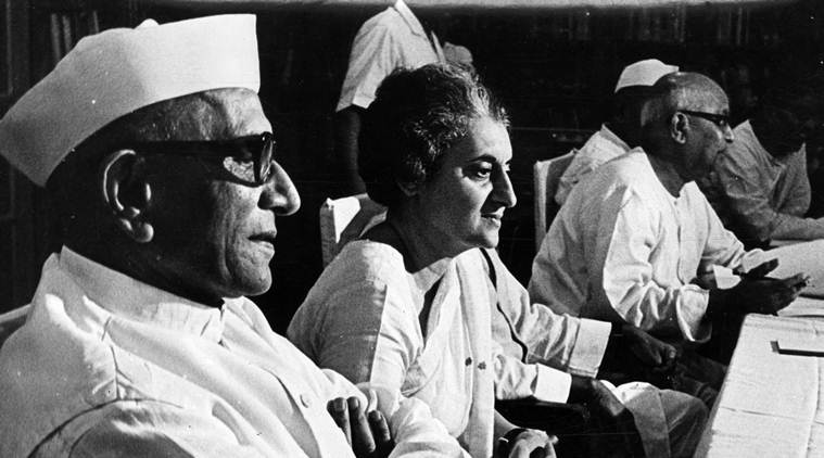 यावेळी इंदिरा गांधी विद्यापीठाच्या कार्यक्रमात सहभागी होऊन पुन्हा दिल्लीला परतल्या होत्या. तिन्ही वेळेला इंदिरा गांधी यांनी राम जन्मभूमीपासून अंतर राखलं होतं. (Express archive photo)