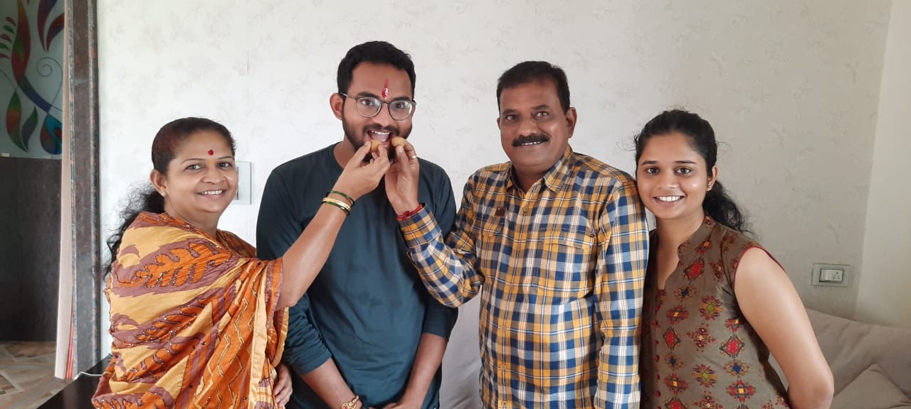 निमिष याने तिसऱ्या प्रयत्नात हे यश मिळवले. मुंबईच्या सरदार पटेल कॉलेज ऑफ इंजिनिअरिंग मध्ये पदवी घेतली होती. त्यांनतर लोकसेवा आयोगाच्या परीक्षेच्या तयारीसाठी थेट दिल्ली गाठली होती