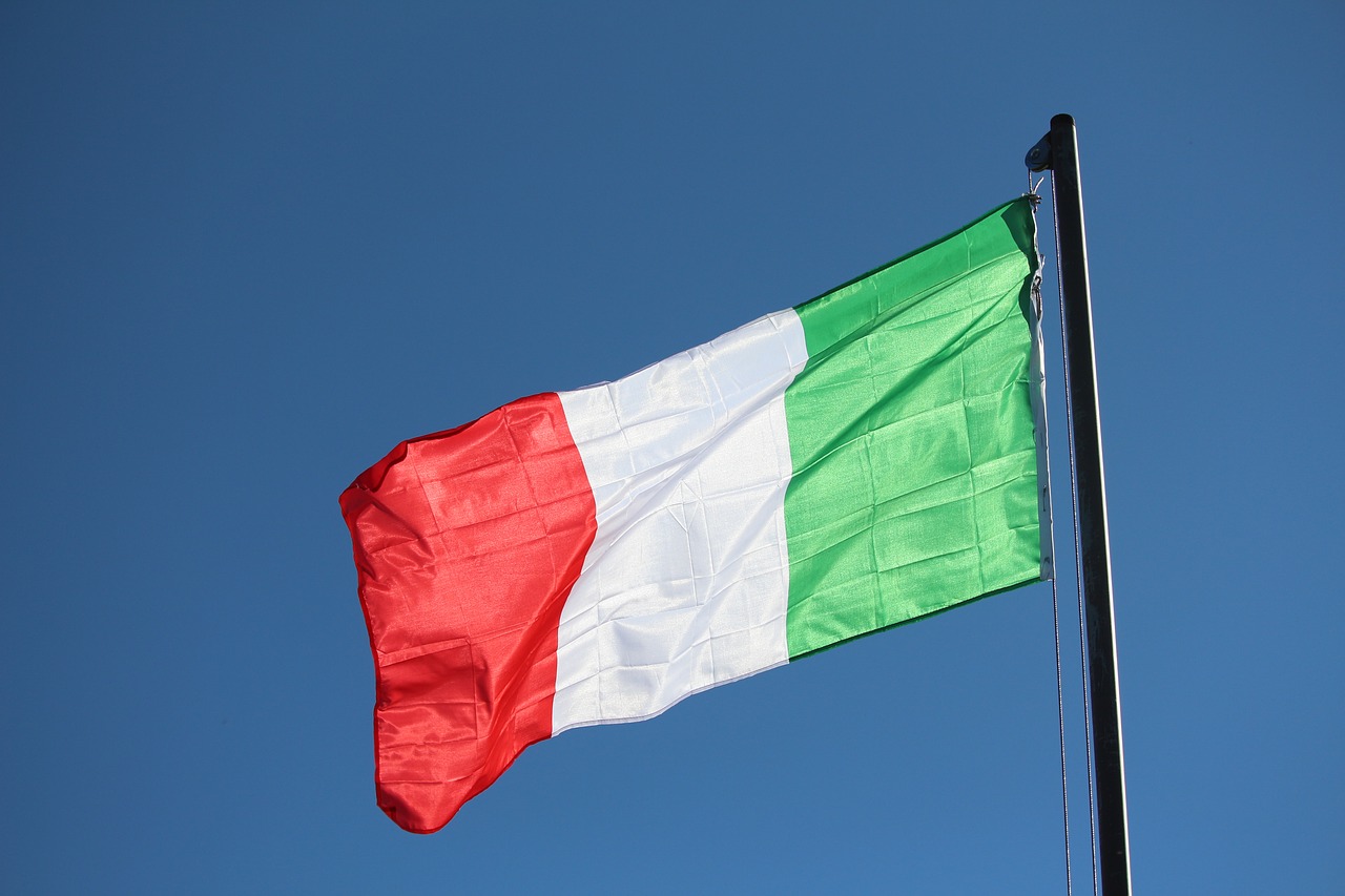 अव्वल तीनमध्ये तिसऱ्या स्थानी आहे इटली. इटलीकडे एकूण दोन हजार ४५१ टन सोनं आहे.