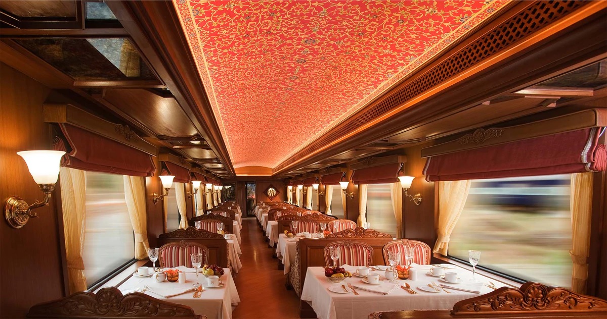 आतमधून ही ट्रेन एका शाही हॉटेलप्रमाणे दिसते. ट्रेनमध्ये ऑनबोर्ड रेस्त्रां, डिलक्स केबिन, ज्युनिअर सूट. लाऊंज बार आणि अन्य लक्झरी सुविधा पुरवण्यात येतात.