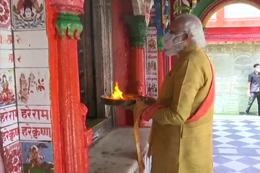 अयोध्येत उभारण्यात येणाऱ्या राम मंदिराचं भूमिपूजन पंतप्रधान नरेंद्र मोदी यांच्या हस्ते पार पडलं. देशाला स्वातंत्र्य मिळाल्यानंतर अयोध्येत जाऊन रामलल्लाचं दर्शन घेणारे पंतप्रधान नरेंद्र मोदी हे पहिलेच पंतप्रधान आहेत.
