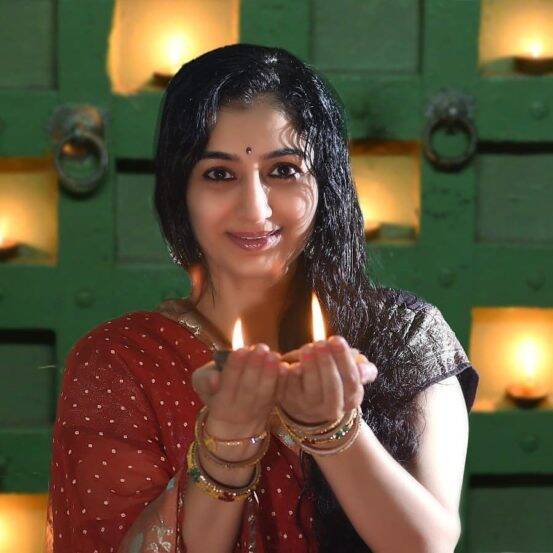 नेहा मेहताने मास्टर्स इन परफॉर्मिंग आटर्समध्ये पदवी मिळवली आहे. भरत नाटयम नृत्यकलेत त्या पारंगत आहेत.