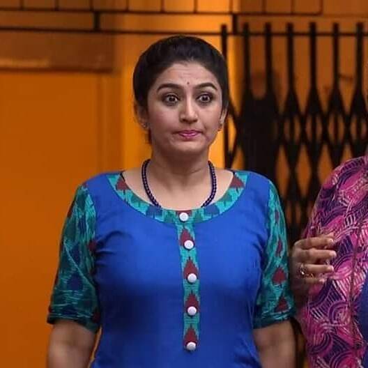 नेहा भारतीय क्लासिकल डान्समध्ये करिअर करु शकली त्याचे श्रेय ती तिच्या आई-वडिलांना देते. परफॉर्मिंग आर्ट्समध्ये तिने पदवी मिळवली आहे.