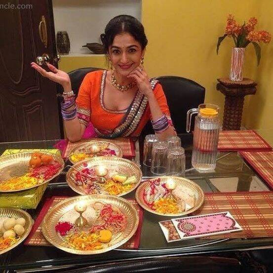 डॉलर बहु या मालिकेतून २००१ साली नेहा मेहताना मालिकाविश्वात पदार्पण केले.