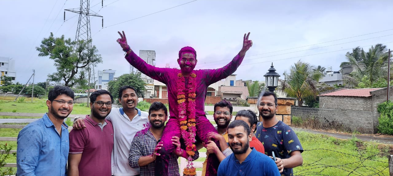 मुलाने कष्टाचे चीज केल्याची भावना आई सौ. शारदा व वडील प्रा. दशरथ पाटील यांनी व्यक्त केली.