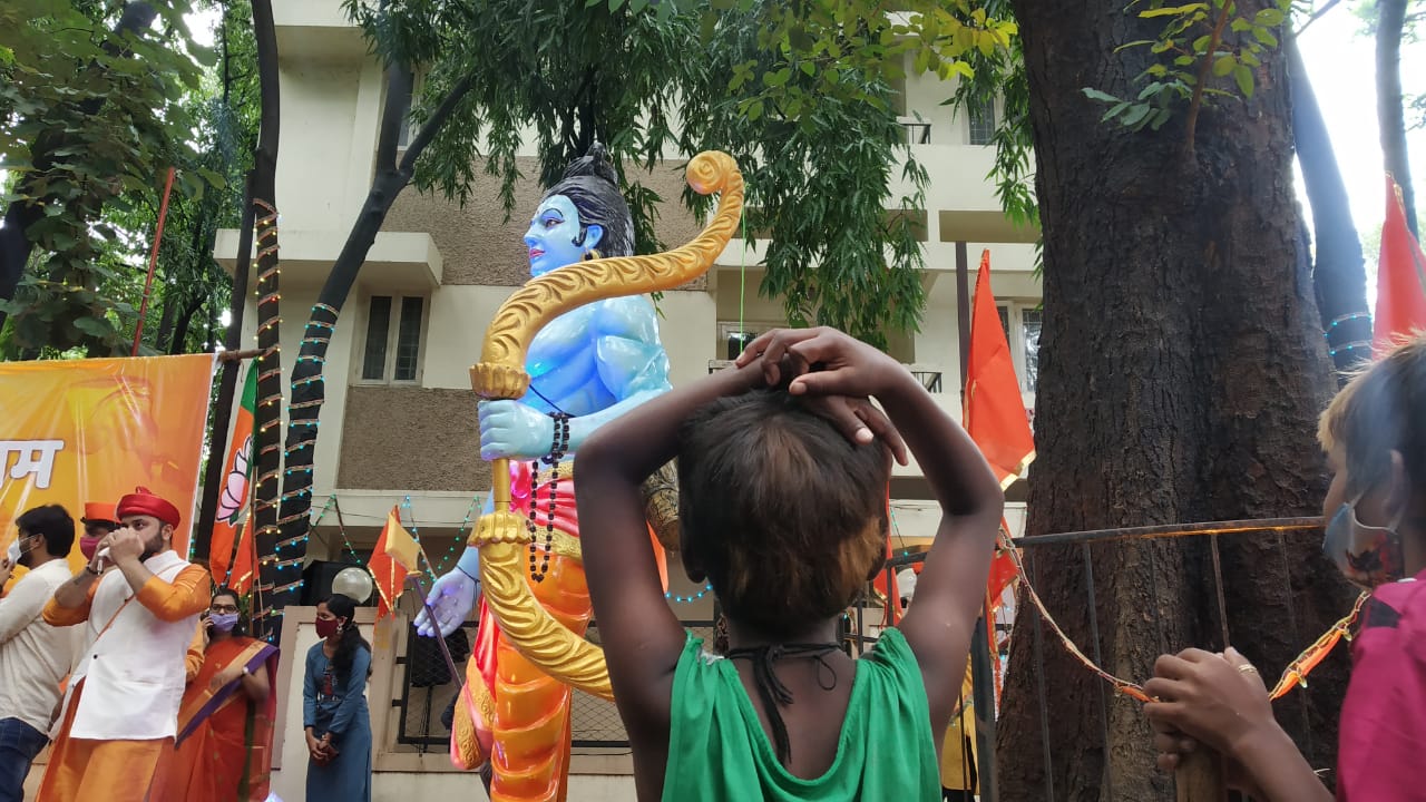 दरम्यान, भाजपा कार्यालयाबाहेर श्रीरामाची एक मूर्ती ठेवण्यात आली आहे. या मूर्तीकडे उत्सुकतेपोटी पाहत असलेली रस्त्यावरील लहान मुलं.