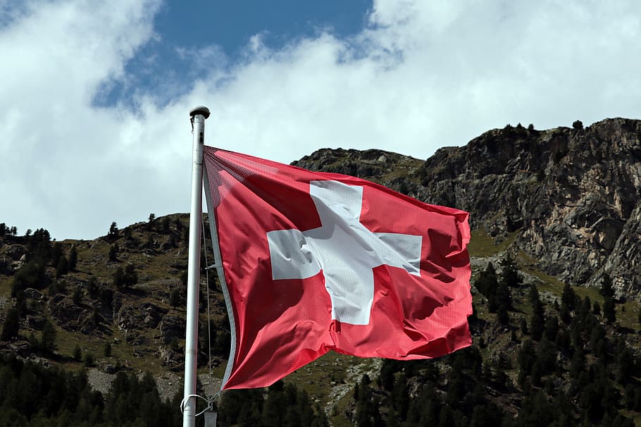 सर्वाधिक सोनं असणाऱ्या देशांच्या या यादीमध्ये सातव्या स्थानी स्वित्झर्लंड आहे. स्वित्झर्लंडकडे एकूण एक हजार ४० टन सोनं आहे.