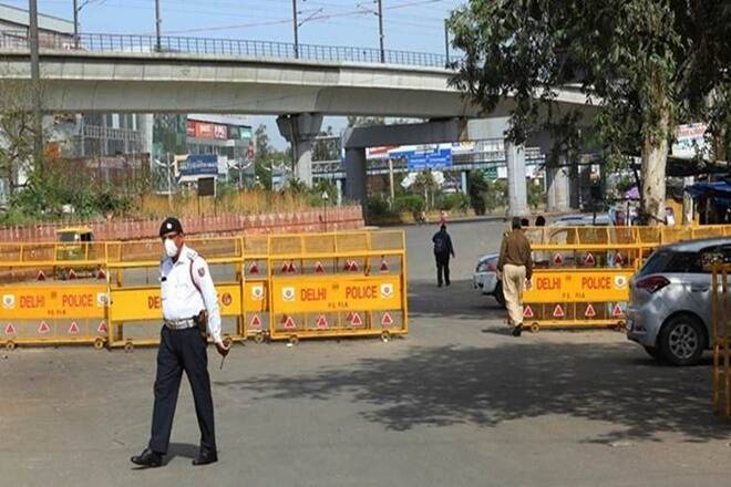 करोनाच्या संकटामुळे सरकारनं संसर्ग नियंत्रणात आणण्यासाठी लॉकडाउन लागू केला होता. आता जनजीवन पूर्वपदावर आणण्यासाठी हळूहळू लॉकडाउन शिथिल केला जात आहे. आता १ सप्टेंबरपासून देशात अनलॉक ४ सुरू होणार आहे. (फोटो -इंडियन एक्स्प्रेस)