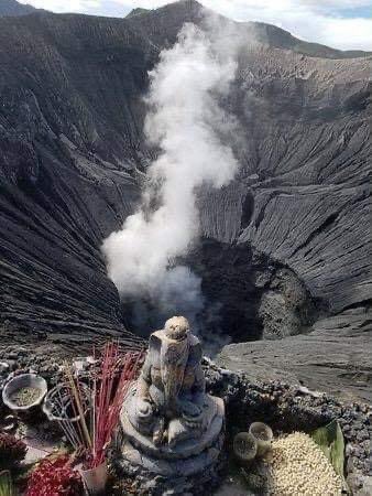 ज्वालामुखीच्या अगदी तोंडाशी असणारी ही गणेशमूर्ती लोकांचे रक्षण करते अशी येथील स्थानिकांची मान्यता आहे.(फोटो सौजन्य : Twitter/IndiaTales7 यांच्या अकाउंटवरुन)