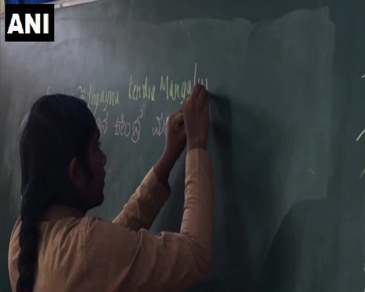 आदि ही अवघ्या १६ वर्षांची आहे. मात्र एकाच वेळी दोन्ही हातांनी लिहिण्याच्या आपल्याने कौशल्याच्या जोरावर तीने एका मिनिटात सर्वाधिक शब्द लिहिण्याचा विक्रम केला आहे. (फोटो सौजन्य: Twitter/AHindinews वरुन साभार)