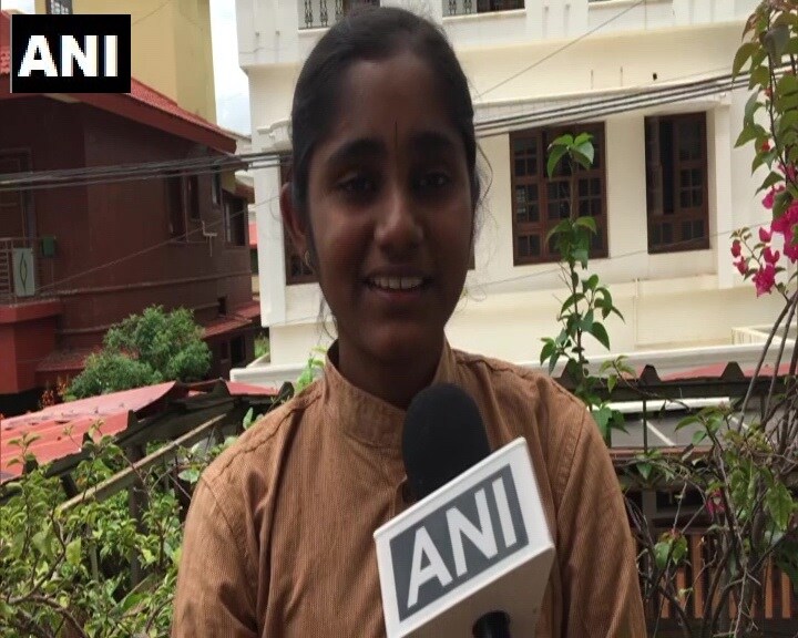 "मी एकाच वेळी दोन्ही हातांनी लिहिताना एका मिनिटांमध्ये ४० शब्द लिहिले. हा विक्रम आहे. मी माझ्या या कौशल्यावर बरीच मेहनत घेतली आहे. मी आता एका मिनिटांमध्ये ५० शब्द लिहू शकते असा मला विश्वास आहे," असं आदिने एएनआय या वृत्तसंस्थेशी बोलताना सांगितलं. (फोटो सौजन्य: Twitter/AHindinews वरुन साभार)