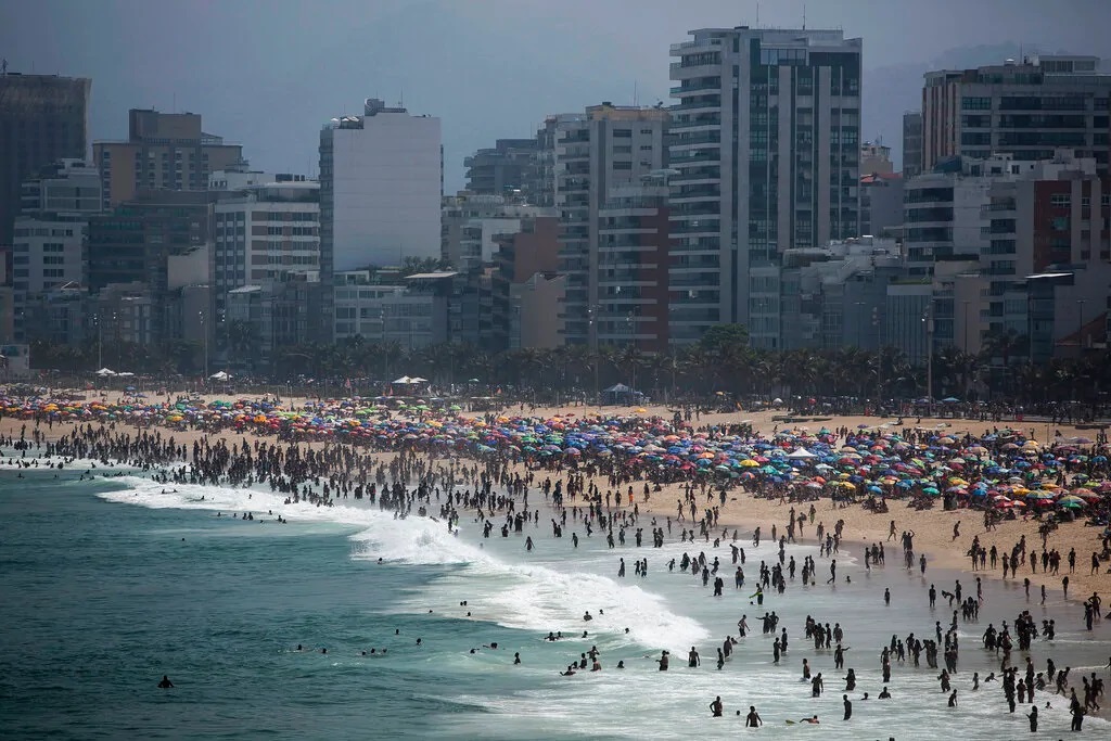 ब्राझिलच्या समुद्र किनाऱ्यांवर हजारोच्या संख्येने नागरिक दिसू लागले आहेत. अनेकजण सोशल डिस्टन्सिंगचे पालन करताना किंवा मास्क वापरताना दिसत नाहीत. त्यामुळे संसर्ग वाढण्याची भीती व्यक्त केली जात आहे.