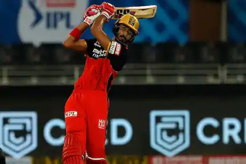 RCB कडून फलंदाजीत देवदत पडीक्कलने दिवस गाजवला. पदार्पणाचा सामना खेळणाऱ्या पडीक्कलने ४२ चेंडूत ८ चौकारांनिशी ५६ धावा केल्या.