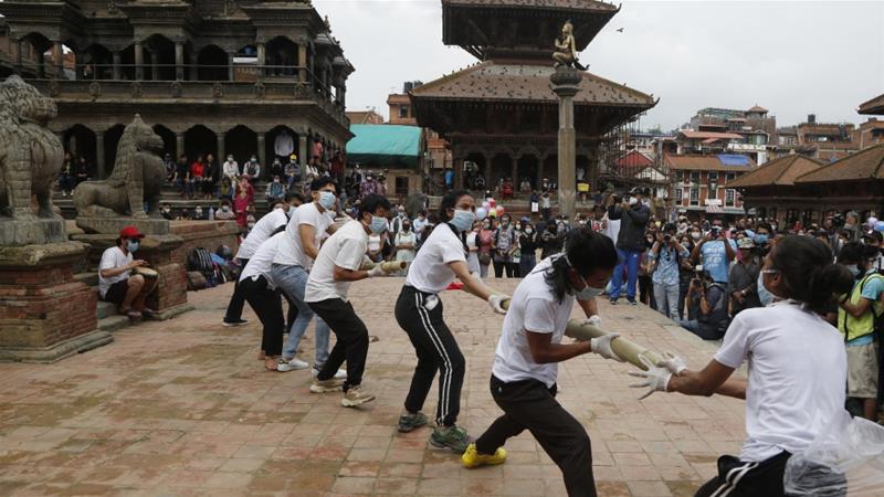 करोनासंदर्भातील आंदोलनाला समर्थन करणाऱ्यांमध्ये २९ वर्षीय चित्रपट निर्माता रॉबिक उपाध्यायचाही समावेश होता. त्याने सोशल नेटवर्किंगवर इनफ इज इनफ म्हणजे बास आता पुरे झाले नावाचे आंदोलन सुरु करत ई ला पाठिंबा दिला. (फोटो सौजन्य : AP)