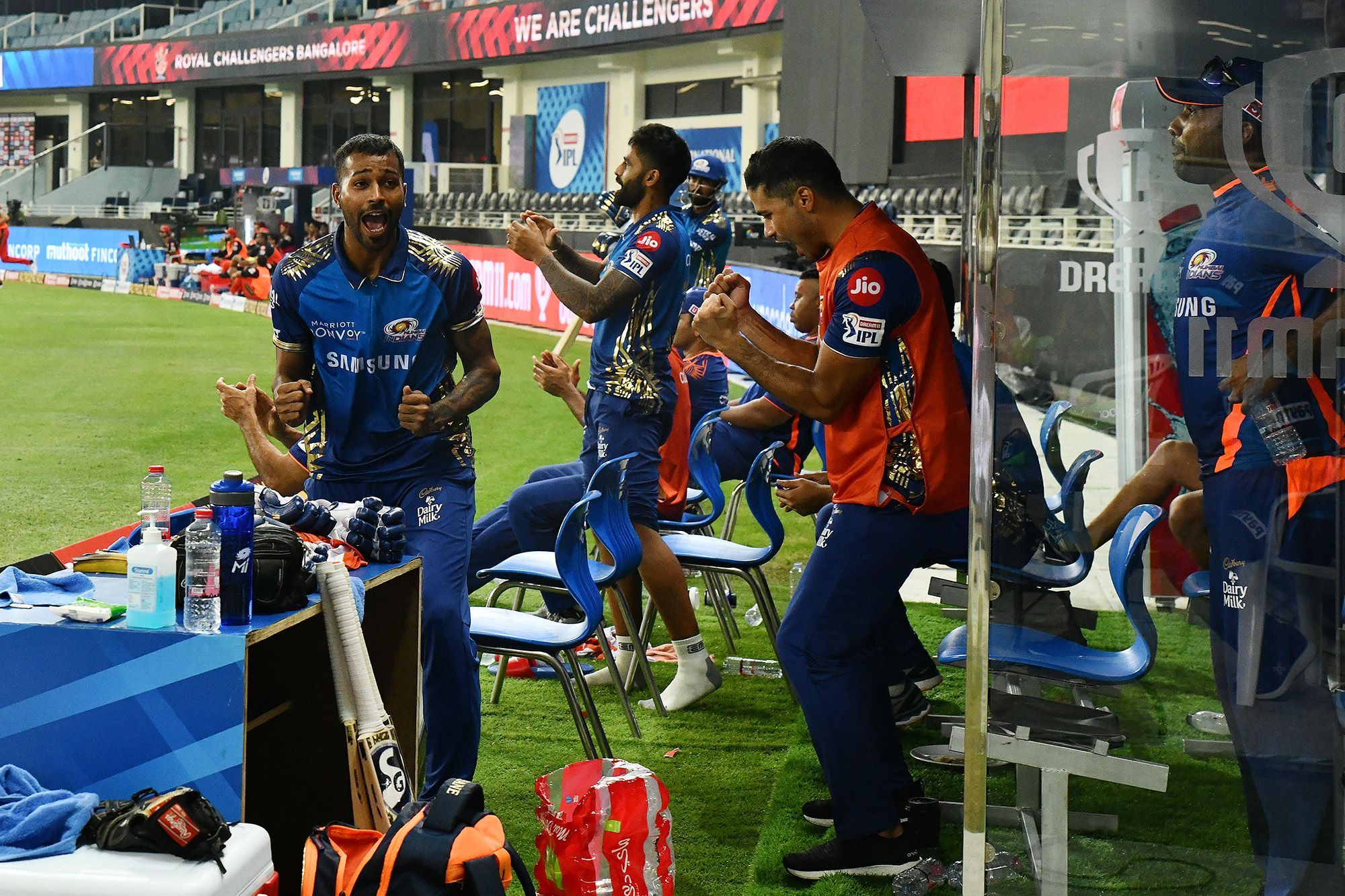मुंबई इंडियन्सने निर्धारीत वेळेत सामना बरोबरीत सोडवल्यामुळे सामन्याचा निकाल सुपरओव्हरमध्ये लागला.