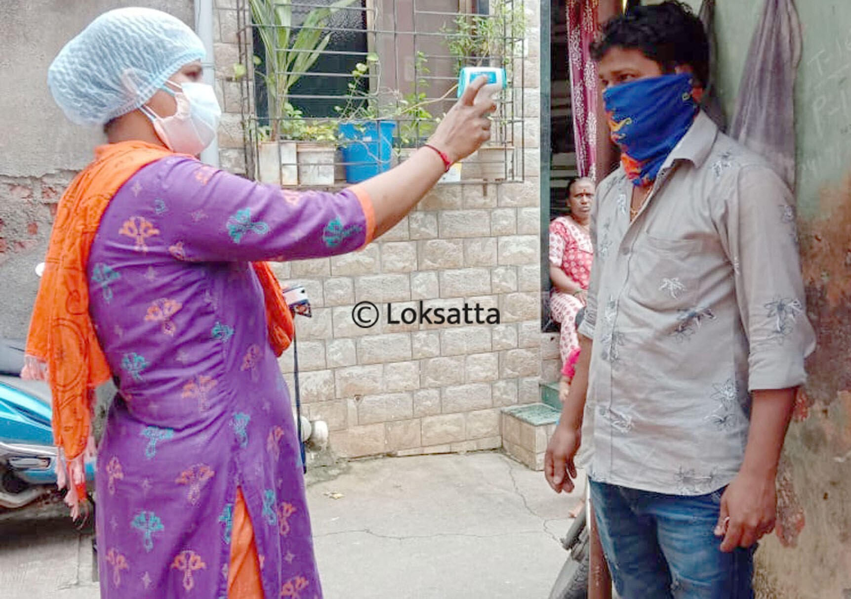 करोना संसर्गाच्या पार्श्वभूमीवर "माझे कुटुंब, माझी जबाबदारी" अभियानांतर्गत ठाण्यात आरोग्य तपासणी मोहीम सुरू आहे. ( सर्व फोटो सौजन्य : दीपक जोशी )