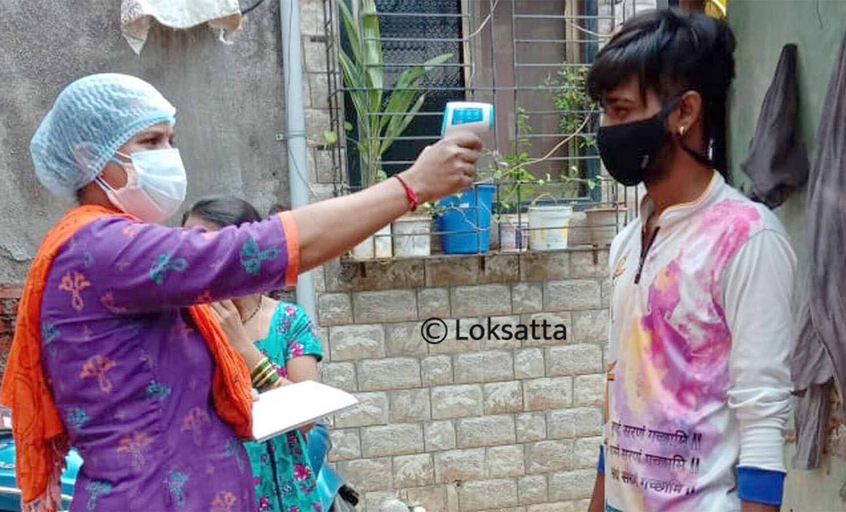राज्यभरात अनेक शहरांमध्ये आरोग्य विभागामार्फत घरोघरी जाऊन तपासण्या देखील केल्या जात आहेत. करोना संसर्गास आळा घालण्यासाठी नागरिकांनी जबाबदारीने सर्व नियमांचे पालन करण्याचे वेळोवेळी आवाहन केले जात आहे.