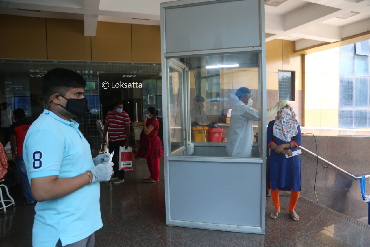 वाढत्या रुग्णसंख्येमुळे पालिका प्रशासनात चिंतेचे वातावरण असून पालिकेने काळजी केंद्र, प्राणवायू पुरवठा कक्ष आणि अतिदक्षता कक्षाची युद्धपातळीवर व्यवस्था करण्यास सुरुवात केली आहे.