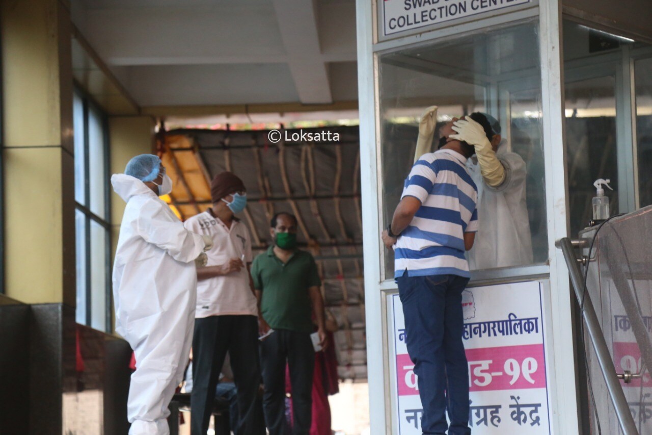 नेरुळ पुर्व येथील महापालिकेच्या मीनाताई ठाकरे रुग्णालयात दररोज करोना चाचण्या सुरु आहेत.