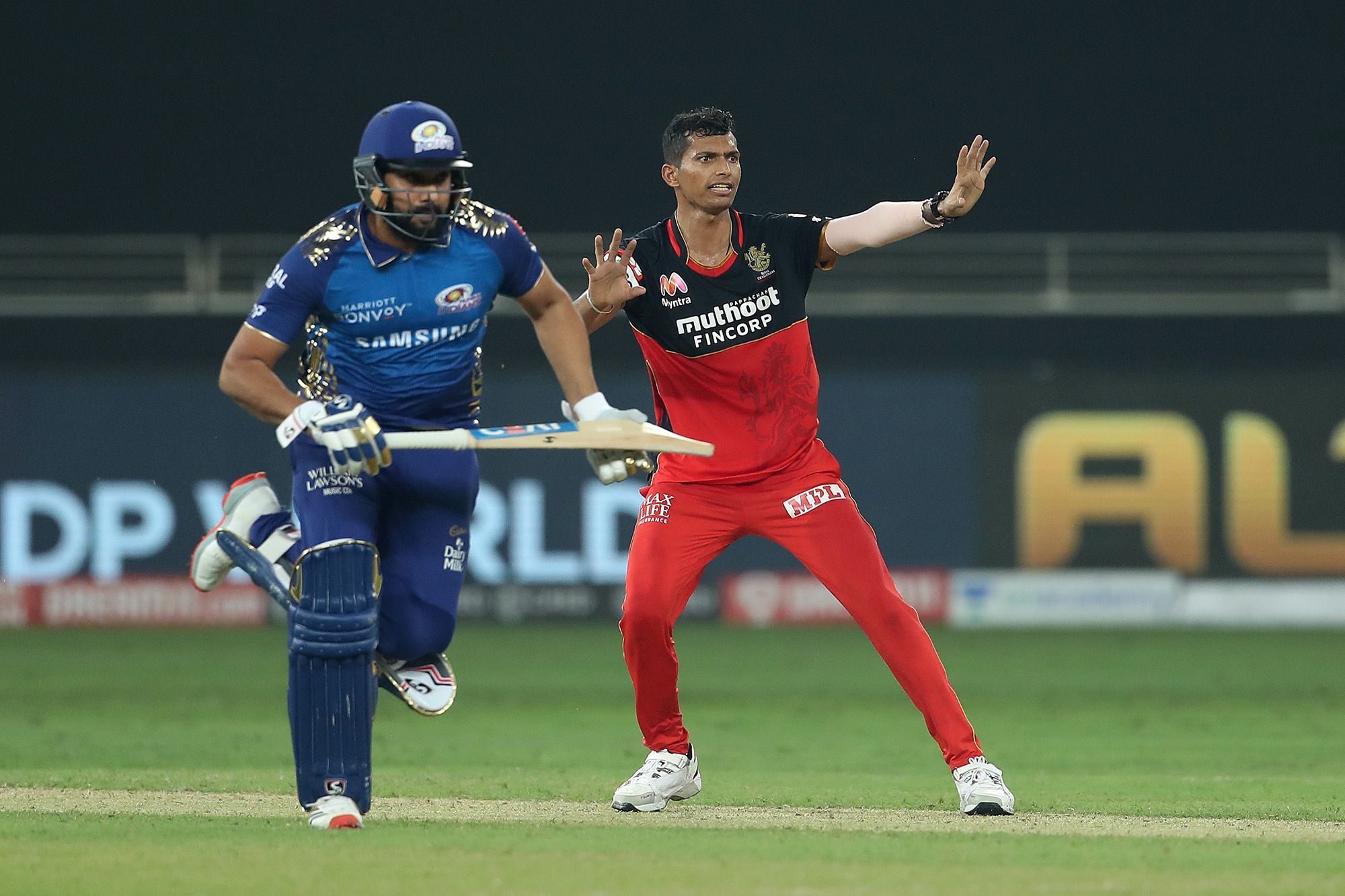 सहावा चेंडू - पांड्याकडून चेंडू हुकला, परंतू एक धाव काढत RCB ला विजयासाठी ८ धावांचं आव्हान