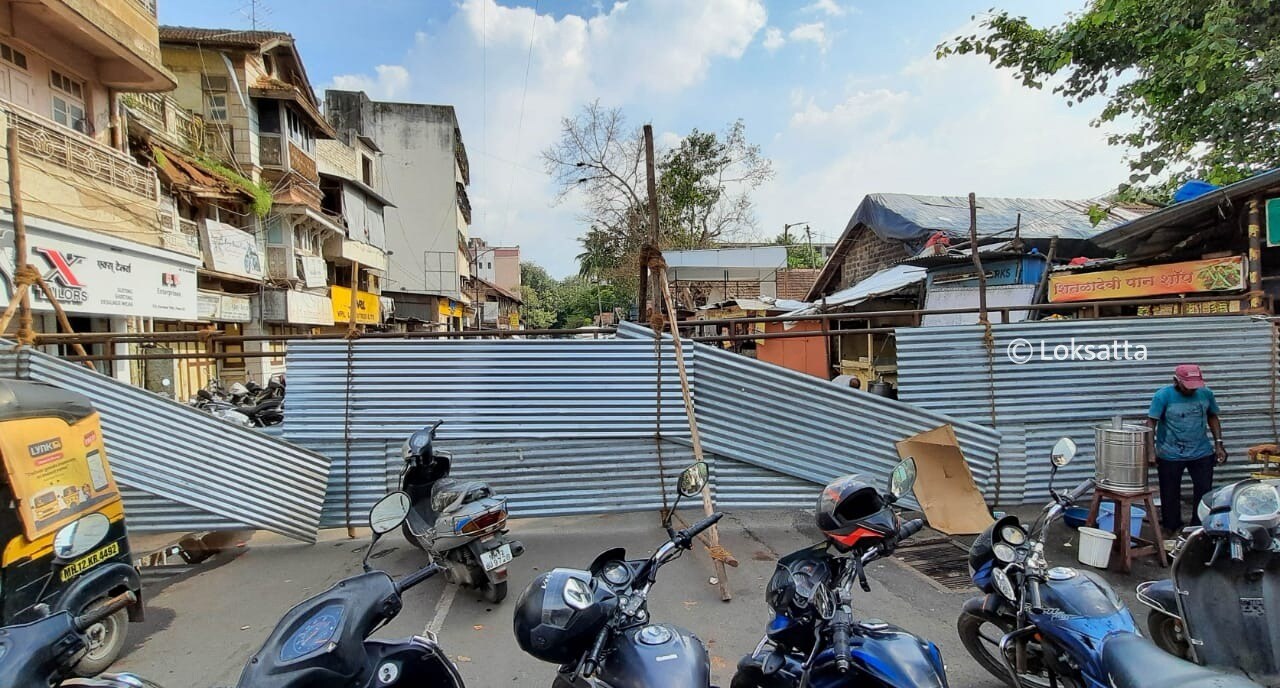 पुणे शहराला अद्याप करोना विषाणूचा विळखा कायम आहे. अनलॉकच्या माध्यमातून शहरांतले व्यवहार आता खुले झाले असले तरीही रुग्णसंख्येत होणारी वाढ थांबत नाहीये. बुधवारी पुणे महापालिकेने गुरुवार पेठ हा भाग मिनी कंटेन्मेंट झोन म्हणून जाहीर केला. (सर्व छायाचित्र - आशिष काळे)