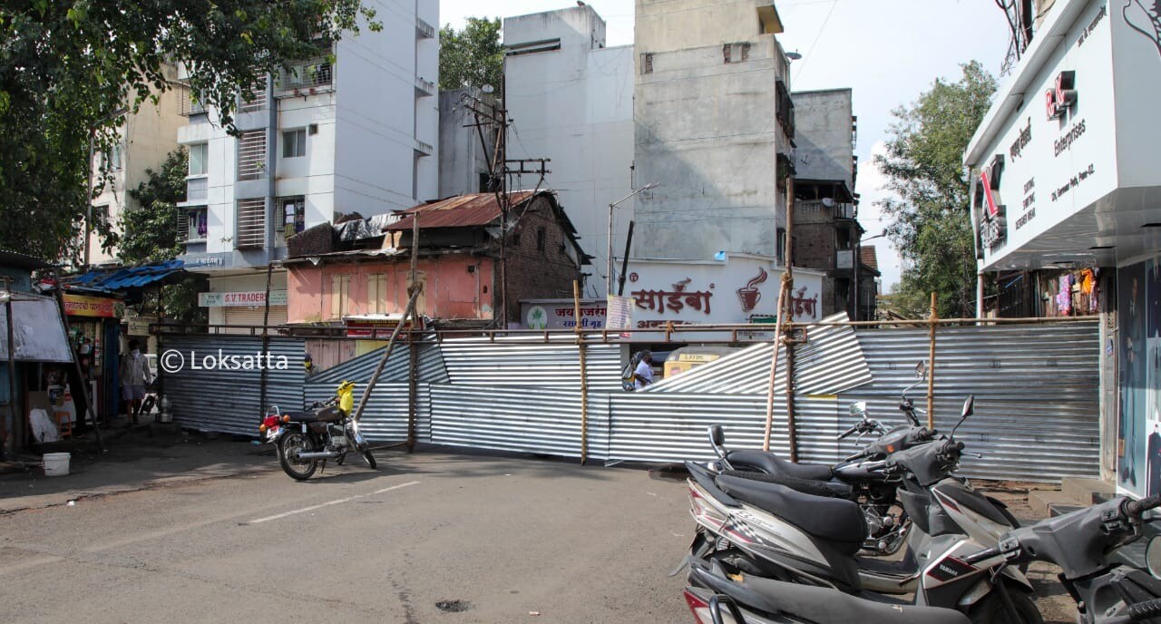 या भागात पत्र्याचे शेड टाकून नागरिकांना बाहेर जाण्यास प्रतिबंध करण्यात आला आहे.