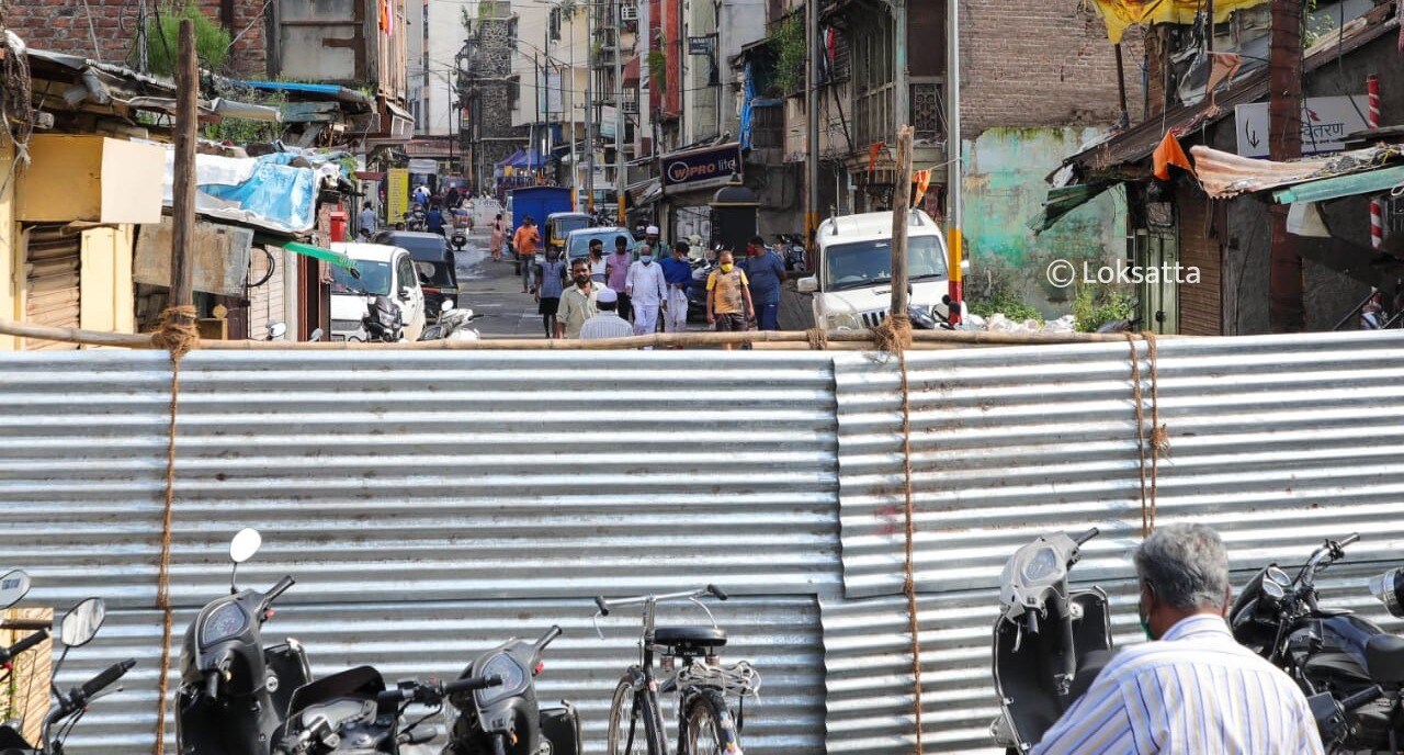 आतापर्यंत अडीच हजारांपेक्षा जास्त नागरिकांनी पुण्यात करोनामुळे आपले प्राण गमावले आहेत. प्रत्येक दिवशी मृतांच्या संख्येत वाढ होत असल्यामुळे पालिकेने पुन्हा एकदा रुग्ण वाढत असलेल्या भागांत निर्बंध घालण्याचं ठरवलंय.