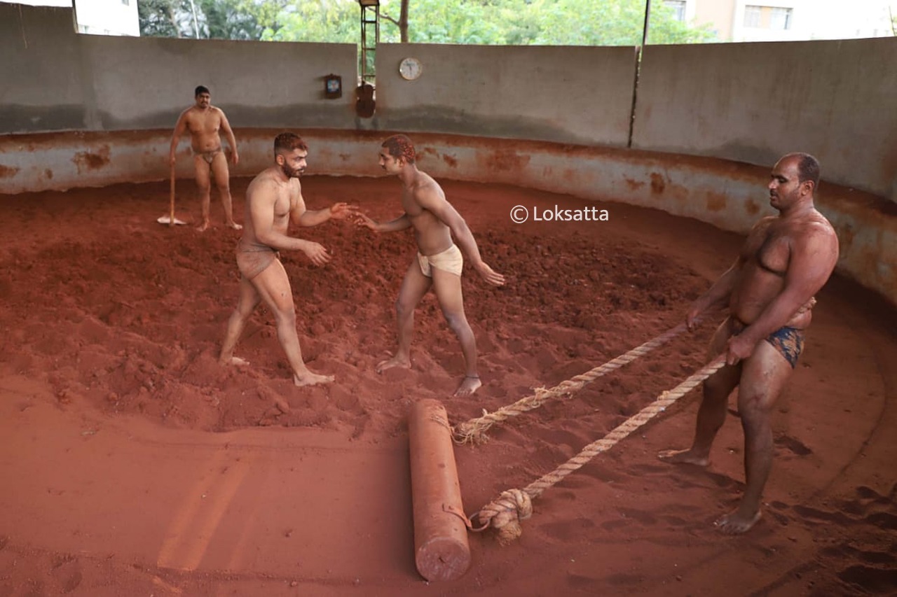 परंतू अनलॉकच्या काळात आता सर्व नियमांचं काटेकोर पालन करत कुस्तीचे फड पुन्हा एकदा उघडले आहेत. पुण्यातील धनकवडी येथील मामासाहेब कुस्ती संकुलातील पैलवानांनी नित्य-नेमाने सरावाला सुरुवात केली आहे. (सर्व छायाचित्र - पवन खेंगेरे)