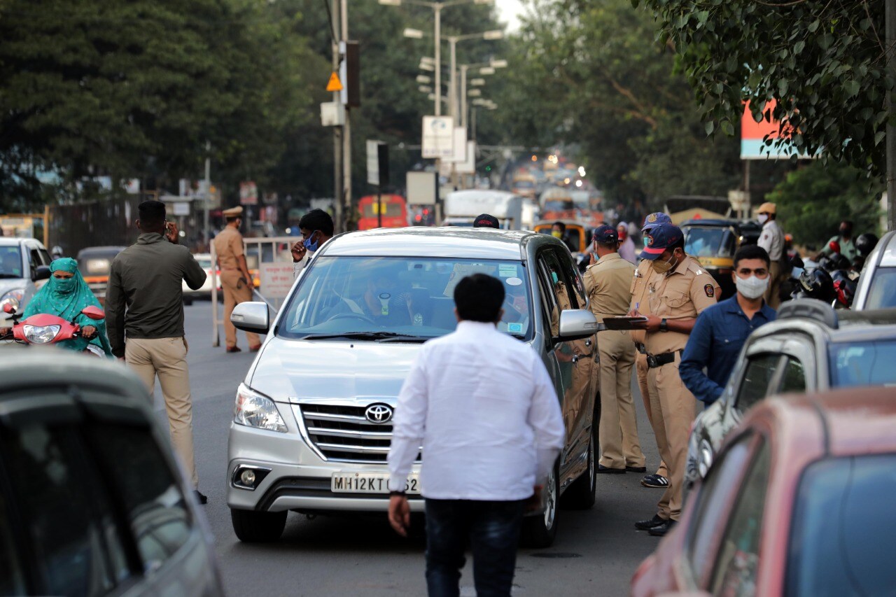 मास्कशिवाय घराबाहेर पडणाऱ्या पुणेकरांविरोधात पोलिसांनी खास मोहीम हातात घेतली आहे.