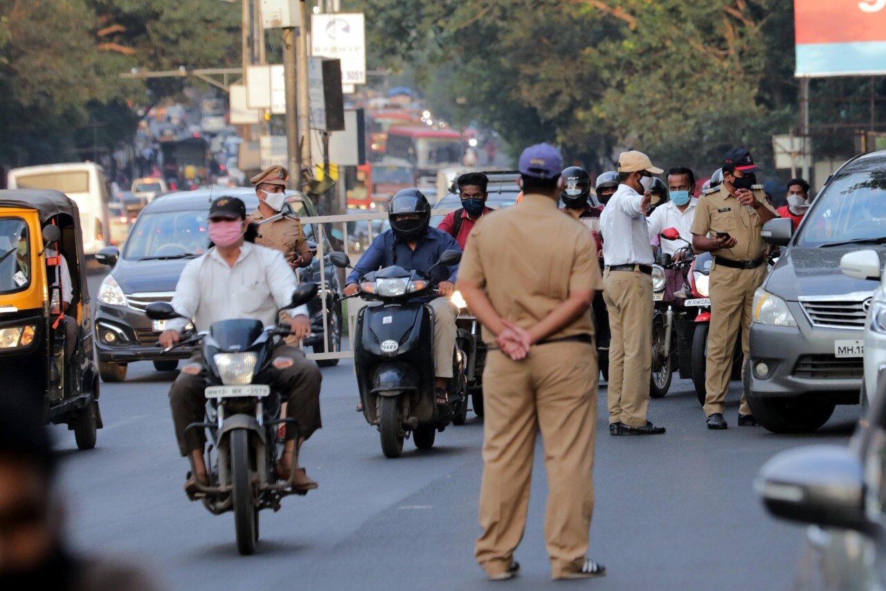 पुणे शहरात करोनाग्रस्त रुग्णांच्या संख्येत सातत्याने वाढ होते आहे. अनलॉक काळात प्रशासनाने नागरिकांवरचे निर्बंध उठवले असले तरीही काही पुणेकर हे मास्क न घालता घराबाहेर पडत आहेत. अशाच काही बेजबाबदार नागरिकांमुळे शहराची रुग्णसंख्या आटोक्यात येत नाहीये. (सर्व छायाचित्र - अरुल होरायझन)