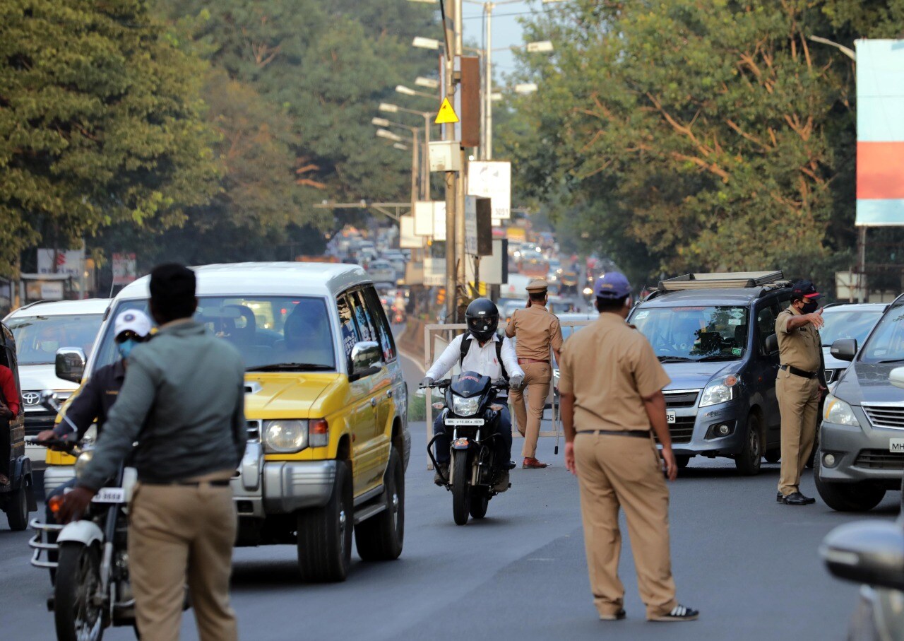 मास्कशिवाय घराबाहेर पडणाऱ्यांवर पोलीस अधिकारी कारवाई करताना दिसले.