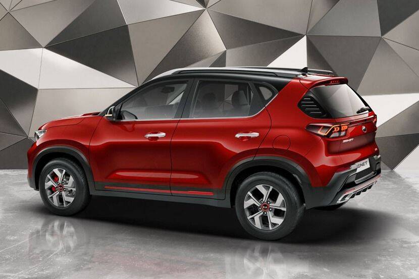 किंमत किती? :- Kia Motors ने अधिकृतपणे अद्याप सोनेटच्या किंमतीबाबत माहिती दिलेली नाही. 18 सप्टेंबर रोजी कंपनी ही एसयूव्ही लाँच करणार आहे, त्याचवेळी किंमतीचा खुलासाही केला जाईल. पण, मीडिया रिपोर्ट्समध्ये आधीच सोनेटच्या किंमतीबाबत खुलासा झाला आहे. HT Auto मधील रिपोर्टनुसार, कंपनीच्या काही डीलर्सनी Kia Sonet ची बेसिक किंमत 6.99 लाख रुपये असेल असं म्हटलं आहे. या रिपोर्टनुसार सोनेटच्या टॉप व्हेरिअंटची किंमत 13 लाख रुपये असेल. म्हणजेच 6.99 लाख ते 13 लाख रुपयांदरम्यान सोनेटची किंमत असू शकते. या किंमतीनुसार सोनेट मारुतीच्या ब्रेझा आणि महिंद्रा XUV300 पेक्षा स्वस्त ठरते. या दोन्ही गाड्यांची बेसिक एक्स-शोरुम किंमत अनुक्रमे 7.34 लाख आणि 7.95 लाख रुपये आहे. यासोबतच सोनेट 6.99 लाख रुपये या प्राइस टॅगसह ह्युंडाई व्हेन्यू आणि टाटा Nexon या गाड्यांनाही टक्कर देऊ शकते. या दोन्ही गाड्यांची बेसिक एक्स-शोरुम किंमत अनुक्रमे 6.70 लाख आणि 6.99 लाख रुपये आहे.