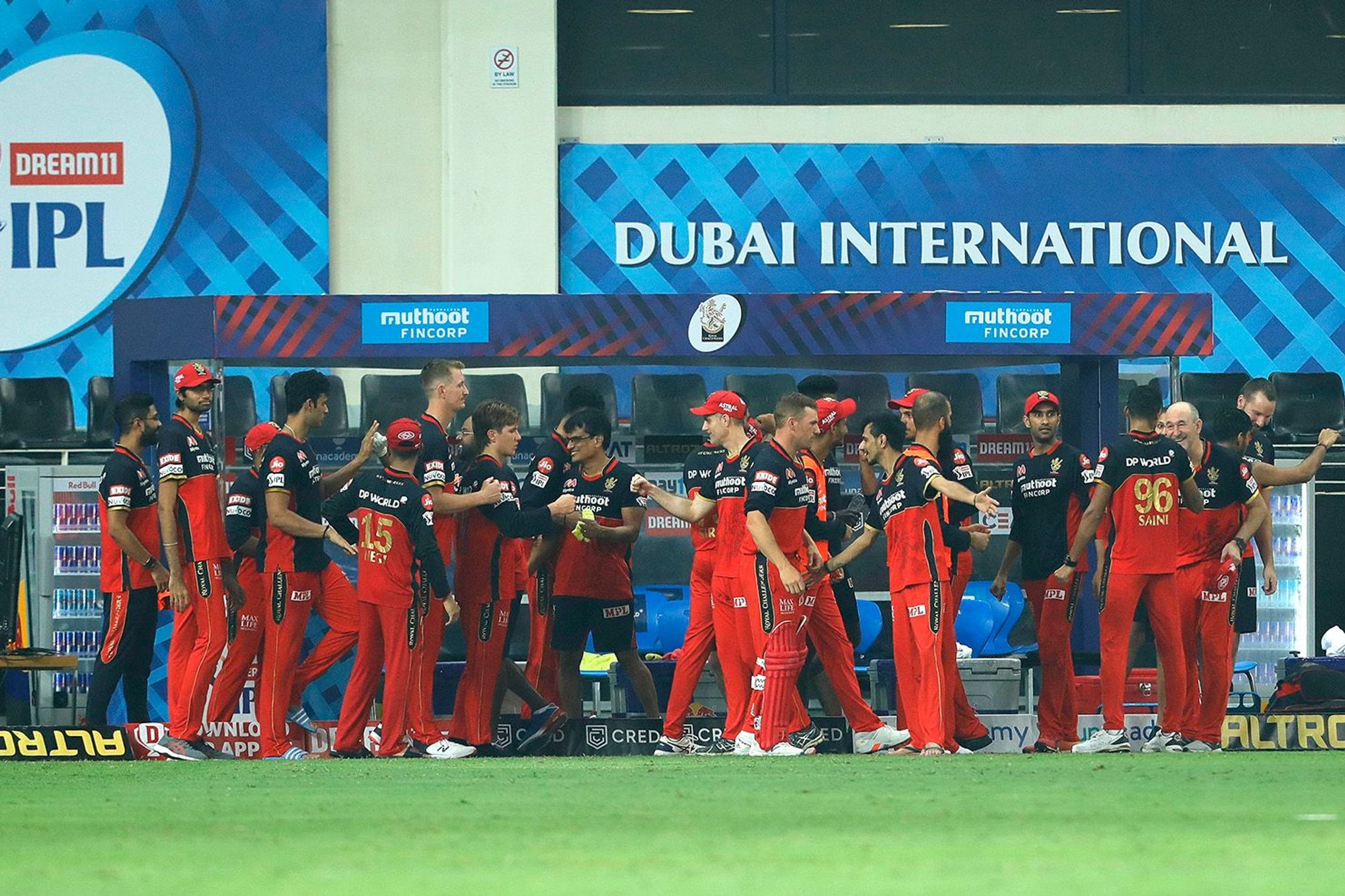 दुबईच्या मैदानावर रंगलेल्या सामन्यात RCB ने गतविजेत्या मुंबई इंडियन्सला सुपरओव्हरमध्ये पराभवाचा धक्का दिला. (सर्व छायाचित्र सौजन्य - IPL/BCCI)