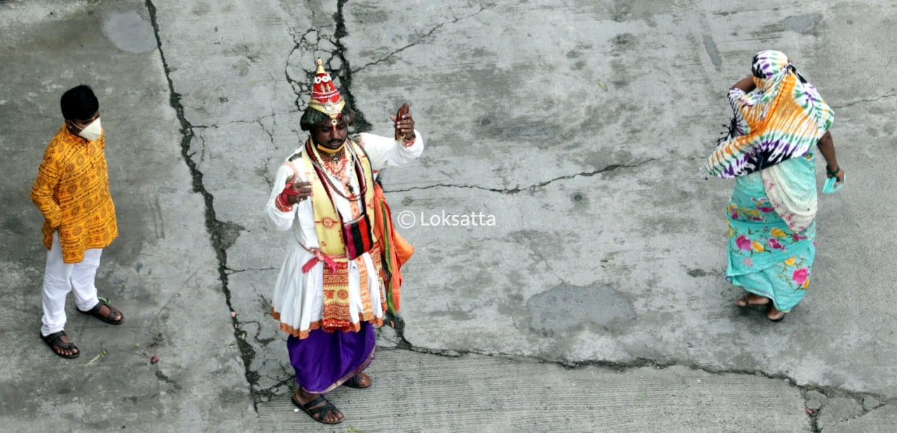 काळ जसा बदलत गेला तसं शहरात वासुदेवांची संख्या रोडावली.
