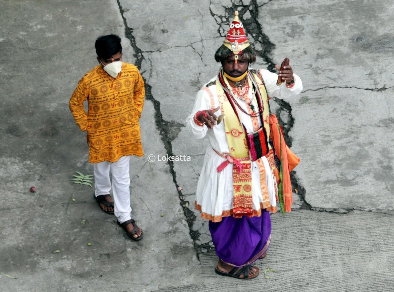 मुंबई-पुण्यात आज मोजक्या ठिकाणी वासुदेव सकाळी सोसायटी आणि काही वस्त्यांमध्ये आपल्या पारंपरिक वेशात दिसतात.